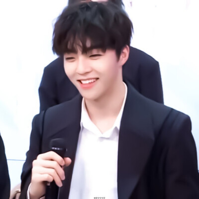 ¤陈立农
“你说喜欢一个人是什么感觉？”
“乍见心欢，小别思恋，久处仍怦然”
原截：白小桃