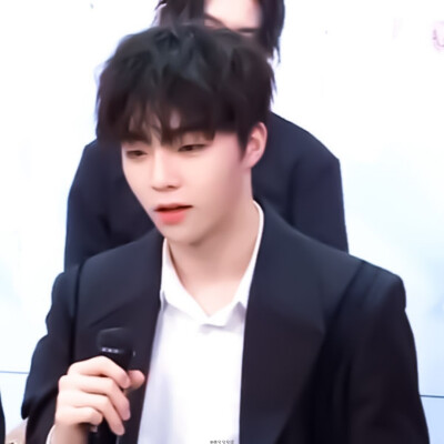 ¤陈立农
“你说喜欢一个人是什么感觉？”
“乍见心欢，小别思恋，久处仍怦然”
原截：白小桃