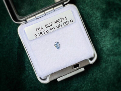 【Gia 蓝钻】
0.18克拉 FB SI1 VG GD N
一枚纯正血统蓝钻小精品，达到FANCY级而且是纯蓝，极为少见的，虽然小克拉但是是浓缩的财富，