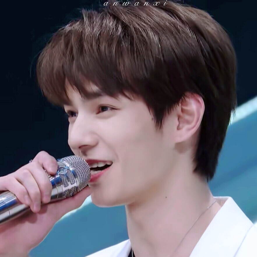  ' 日 不 落 队 长 '
UNINE何昶希头像