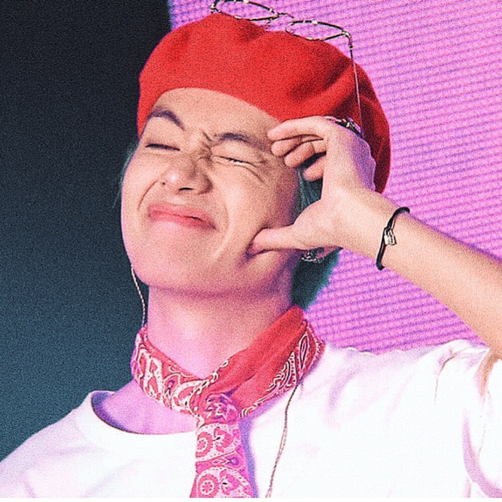 金泰亨用脸比心