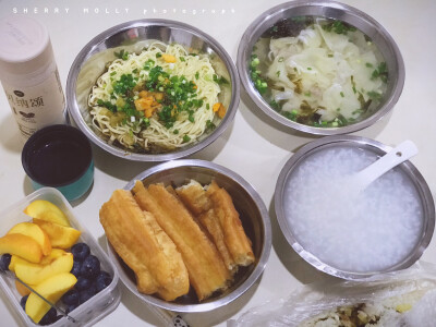 早～
今日出街揾食
白粥馄饨拌面油条饭团
就是都想吃一点 