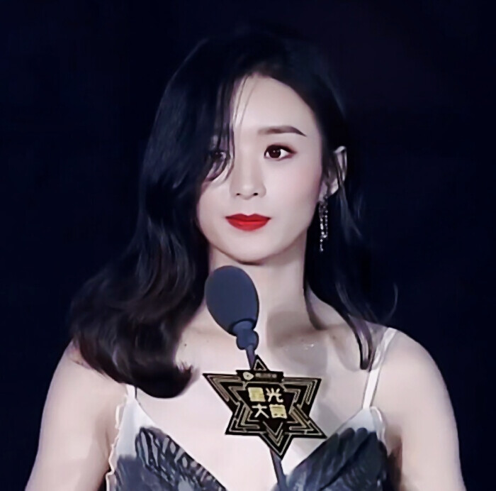 原截扯扯裙边
赵丽颖
二传必须注明乔诗悦