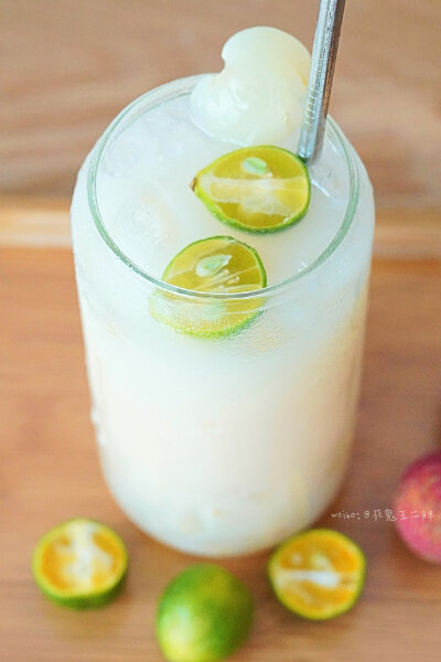 夏日就是喝冰饮的季节！！拉住荔枝季的尾巴搭配上我最爱的养乐多做一款【荔枝气泡养乐多】入口满满的荔枝味搭配气泡感超足的养乐多味道，酸酸甜甜超清爽～午后来一杯超解暑~
材料很简单：荔枝6颗、气泡水（苏打水）…