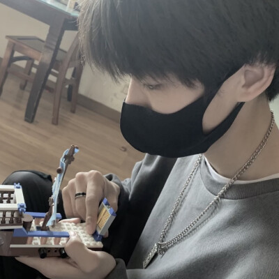 男头 真人
-爱你是孤单的心事