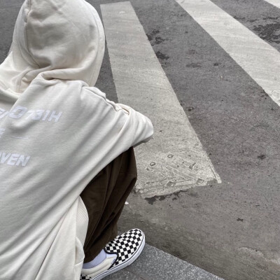 男头 真人
-爱你是孤单的心事