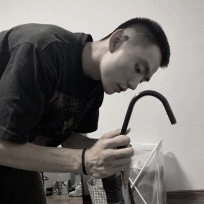 男头 真人
-爱你是孤单的心事