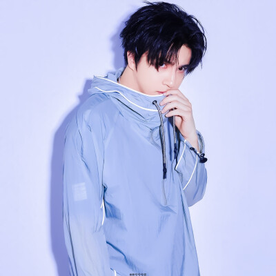 ¤薛之谦
“宝物该有人捧着，你是不是我的。”
《天外来物》