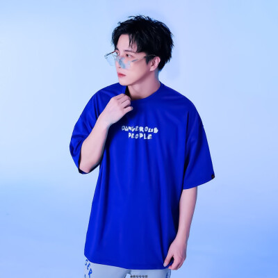 ¤薛之谦
“宝物该有人捧着，你是不是我的。”
《天外来物》