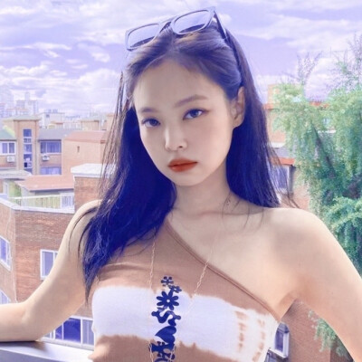 ：Jennie‘
我悄悄告诉你一个秘密好了.在路边看到石头不要踢，派大星在里面睡觉呢.还有买菠萝的时候啊一定要记得要摇一摇喔，让海绵宝宝和小蜗先逃出来.最后你猜猜看我有几颗糖呐？猜对了两颗都送给你。