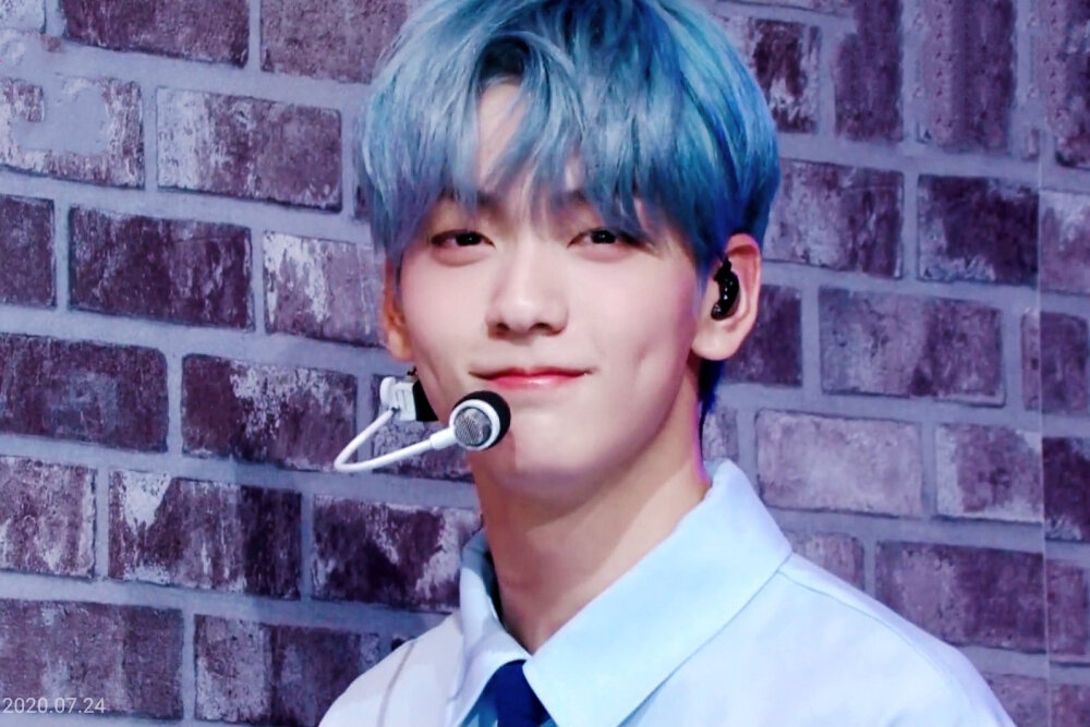 绝了!彬彬子蓝发好绝好绝,晕 崔秀彬gif