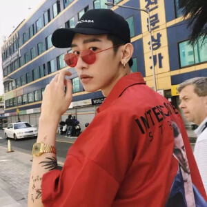 红色系 男生头像