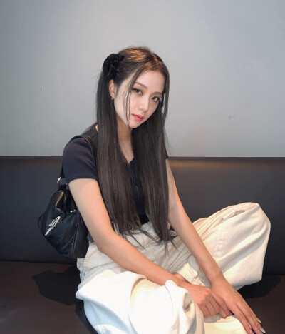 蝴蝶结soo 人间四月 门面主唱 金智秀jisoo
BLACKPINK