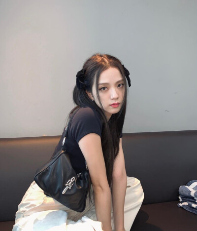 蝴蝶结soo 人间四月 门面主唱 金智秀jisoo
BLACKPINK