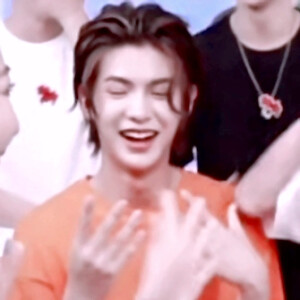 黄明昊.
自截自调.禁二改
〈贴纸dt扯扯裙边〉