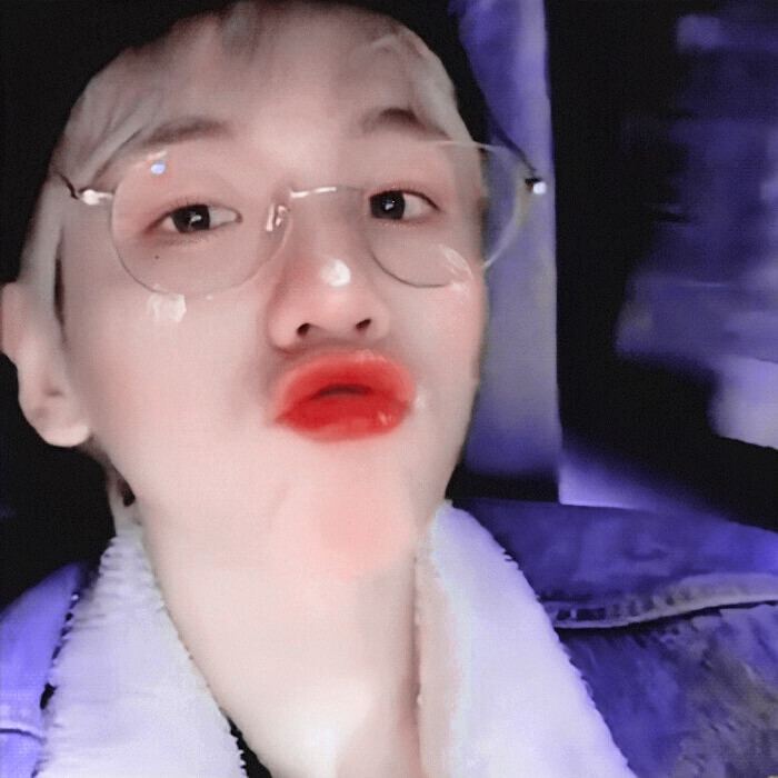 “啊呀～姐姐怎么把奶油都抹在了啵啵的脸上了呢?”