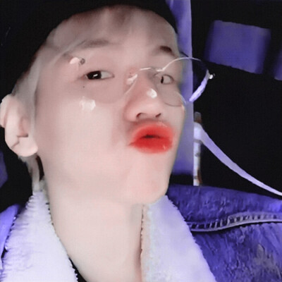 “啊呀～姐姐怎么把奶油都抹在了啵啵的脸上了呢?”