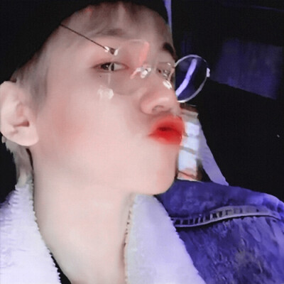 “啊呀～姐姐怎么把奶油都抹在了啵啵的脸上了呢?”