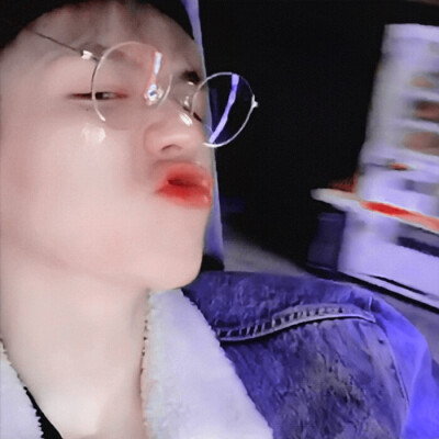 “啊呀～姐姐怎么把奶油都抹在了啵啵的脸上了呢?”