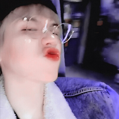 “啊呀～姐姐怎么把奶油都抹在了啵啵的脸上了呢?”