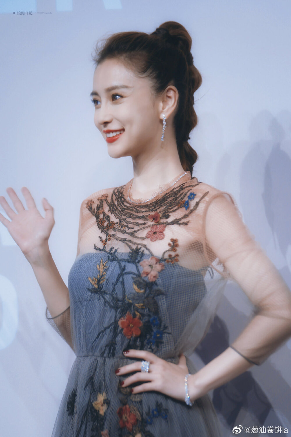 杨颖（Angelababy），1989年2月28日出生于上海市，华语影视女演员、时尚模特。2003年，Angelababy以模特身份在香港出道。2007年，她开始将工作重心转向大银幕。2011年在爱情片《夏日乐悠悠》中首次担任女主角。2012年凭借言情片《第一次》获得第13届华语电影传媒大奖最受瞩目女演员奖。2014年凭借真人秀《奔跑吧兄弟》赢得广泛关注；同年，她还因出演古装片《狄仁杰之神都龙王》获得第21届北京大学生电影节最受欢迎女演员奖。2015年，其主演的冒险片《鬼吹灯之寻龙诀》票房突破16亿人民币，而她也凭借该片获得第33届大众电影百花奖最佳女配角奖。2017年其主演的古装剧《孤芳不自赏》取得全国同时段电视剧收视冠军。创业时代。