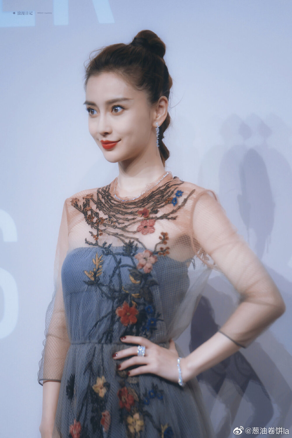 杨颖（Angelababy），1989年2月28日出生于上海市，华语影视女演员、时尚模特。2003年，Angelababy以模特身份在香港出道。2007年，她开始将工作重心转向大银幕。2011年在爱情片《夏日乐悠悠》中首次担任女主角。2012年凭借言情片《第一次》获得第13届华语电影传媒大奖最受瞩目女演员奖。2014年凭借真人秀《奔跑吧兄弟》赢得广泛关注；同年，她还因出演古装片《狄仁杰之神都龙王》获得第21届北京大学生电影节最受欢迎女演员奖。2015年，其主演的冒险片《鬼吹灯之寻龙诀》票房突破16亿人民币，而她也凭借该片获得第33届大众电影百花奖最佳女配角奖。2017年其主演的古装剧《孤芳不自赏》取得全国同时段电视剧收视冠军。创业时代。