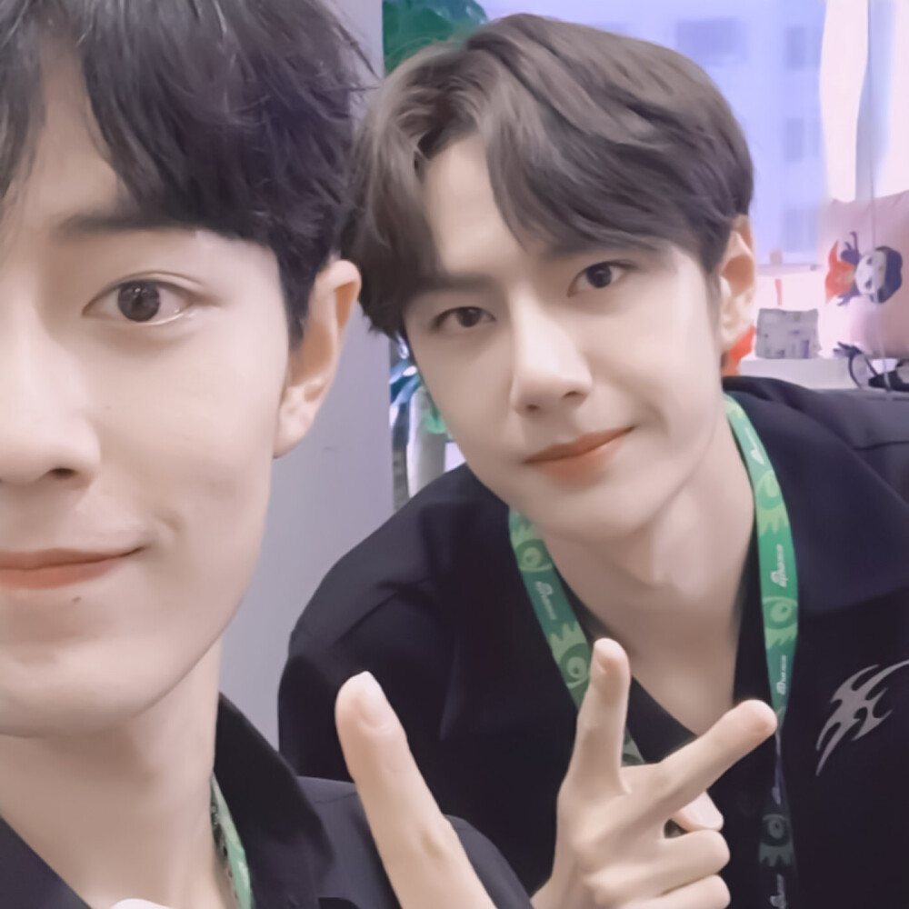 博君一肖
王一博&肖战
第一张原截：陈娮
后面的原截：桃浦吐奶
拿图看简介