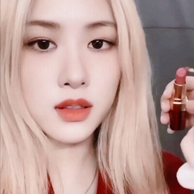 Rosé＇朴 彩 英
＇小 姐 ，您 的 化 妆 师 到 了
c r . 顾 依 甜 原 截 季 知 恩