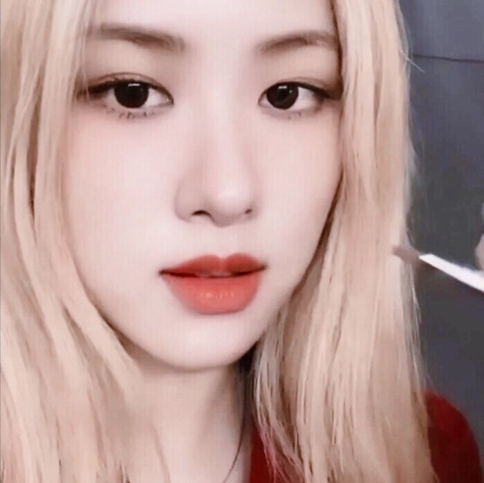 Rosé＇朴 彩 英
＇小 姐 ，您 的 化 妆 师 到 了
c r . 顾 依 甜 原 截 季 知 恩