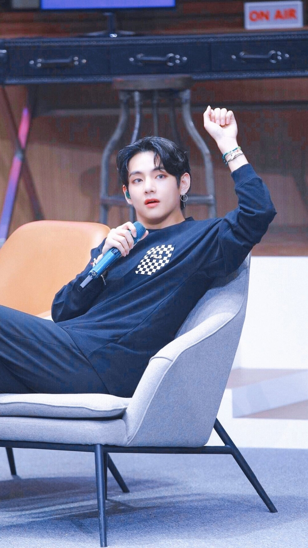 ♪ B T S 收 音 機 ♪ 