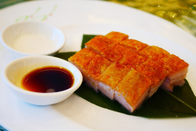 全家出动の一天～粤菜开场
吃饱一点才有力气下午逛街
以为在广东的那些年已经吃腻脆皮烧肉了
结果上桌的时候眼里已经容不下其他菜筷子不由自主的夹了块还在趟汁的烧肉滚了一圈霜糖
星星眼 !!