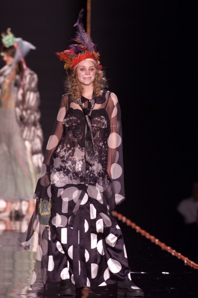 FALL 2000 READY-TO-WEAR
John Galliano