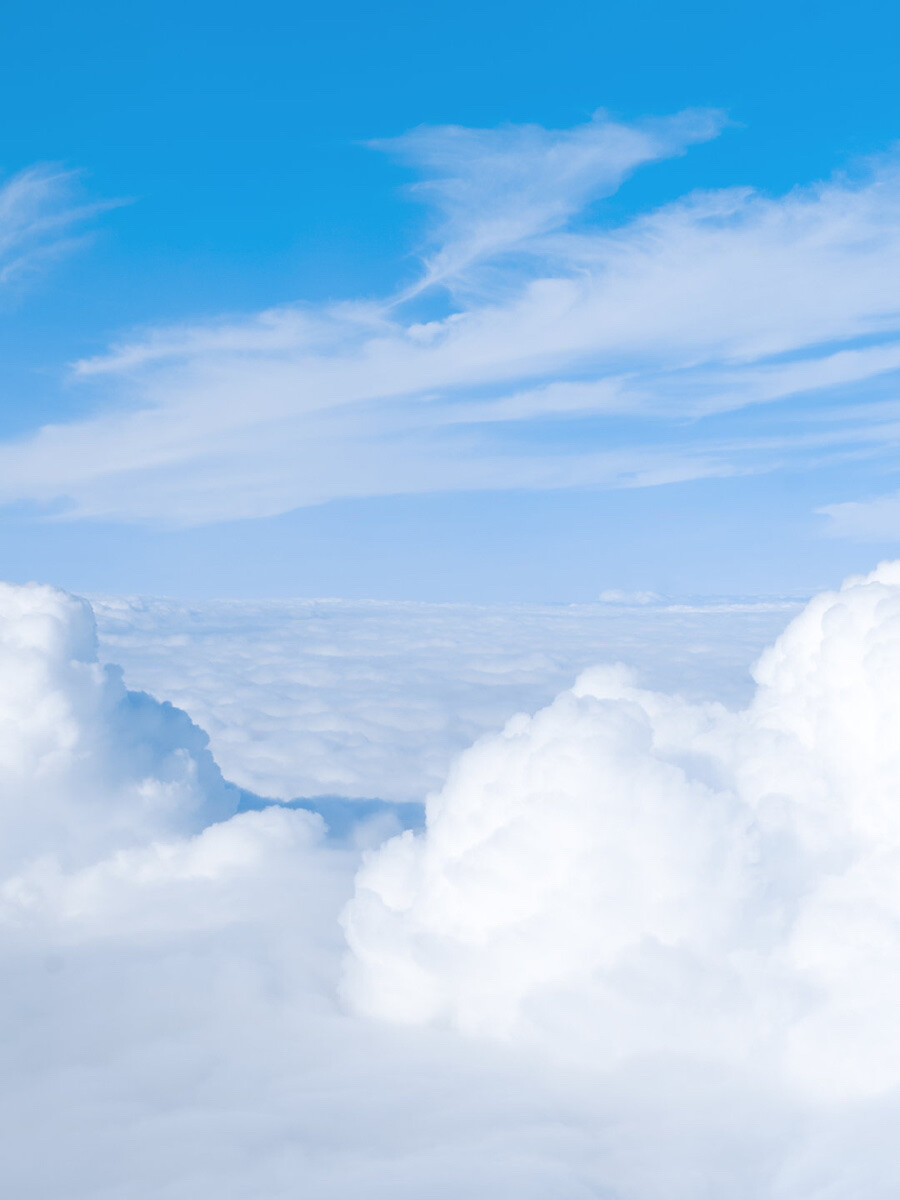 云层深处有家便利店售卖着蓝色的孤单