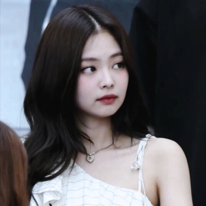 ｜Jennie｜
c r . 顾 依 甜
原 截 郑 安 语