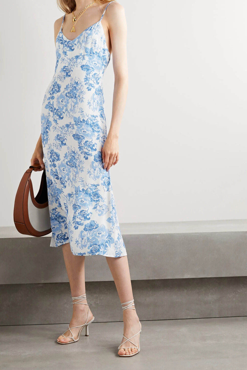 Les Rêveries 的联合创始人 Wayne Lee 和 Ai Ly 表示，二人在设计品牌系列时，一向循自己所长专注打造风格浪漫的连衣裙。这一裙款裁自亮泽的真丝绉纱，设有优雅的蝴蝶领结、柔和的褶裥和微微蓬起的双袖。不妨以淑女风配饰呼应裙身上柔美的花卉印花。