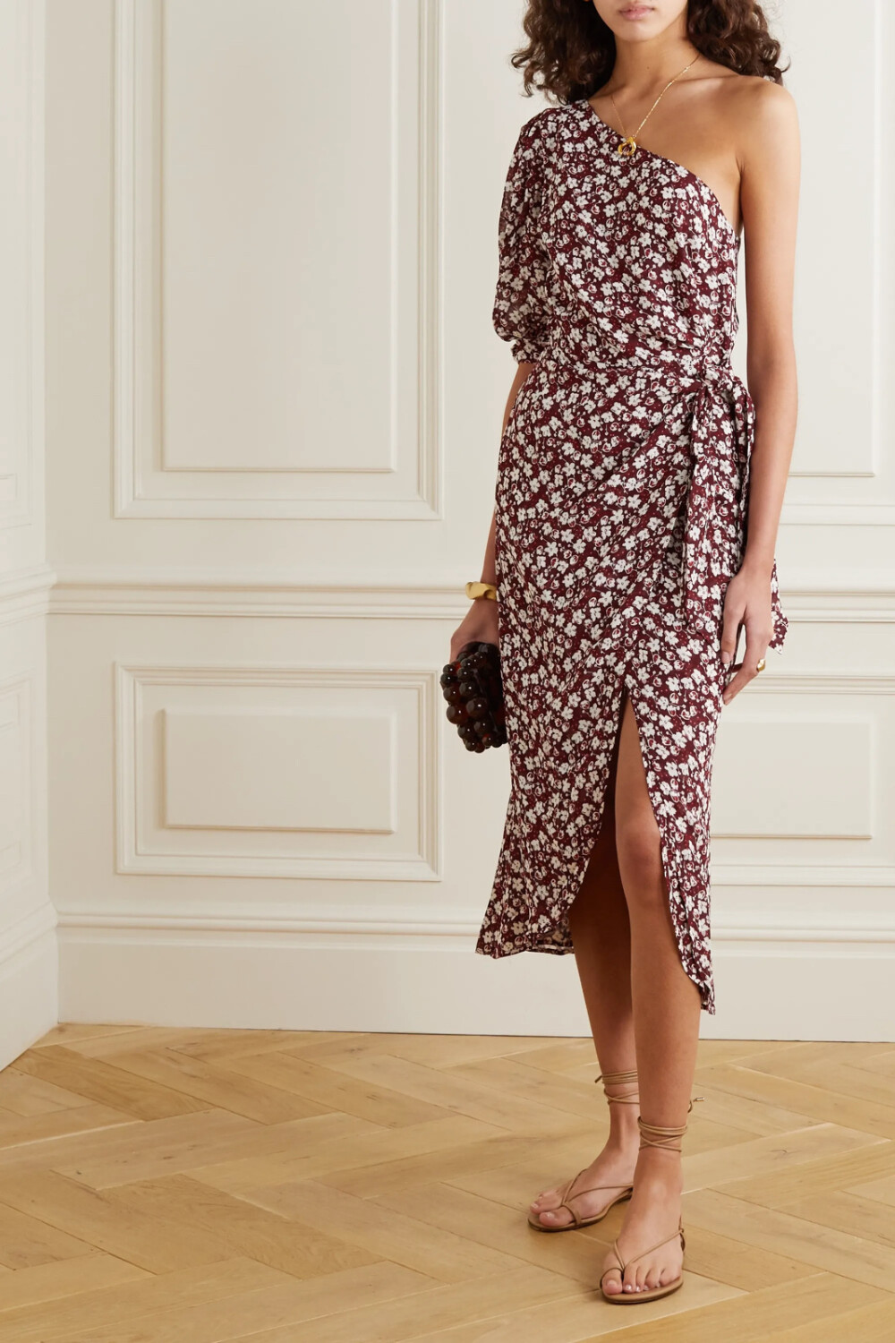 reformation 这款 "rainey" 连衣裙裁自轻盈的乔其纱,此面料以源自可