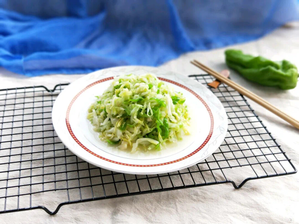 青椒炒包心菜丝
-材 料-
包心菜300克
薄皮椒一个
海盐、生姜适量
油、蔬果粉适量
-做 法-
1. 包心菜洗净切丝，青椒也切丝，生姜切末；
2. 热锅上油，炒香姜末，下包心菜和辣椒丝翻炒；
3. 加海盐和蔬果粉调味即可。