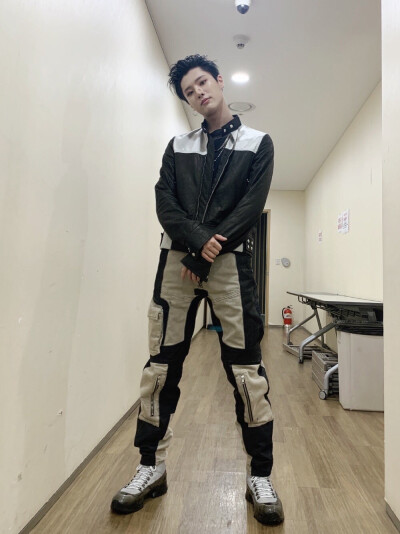 【Twitter】
20200730 承衍官推更新
[STAFF HARD]
20.07.30
今日 *Mcountdown
WOODZ OOTD 咔擦
Eeny meeny miny moe