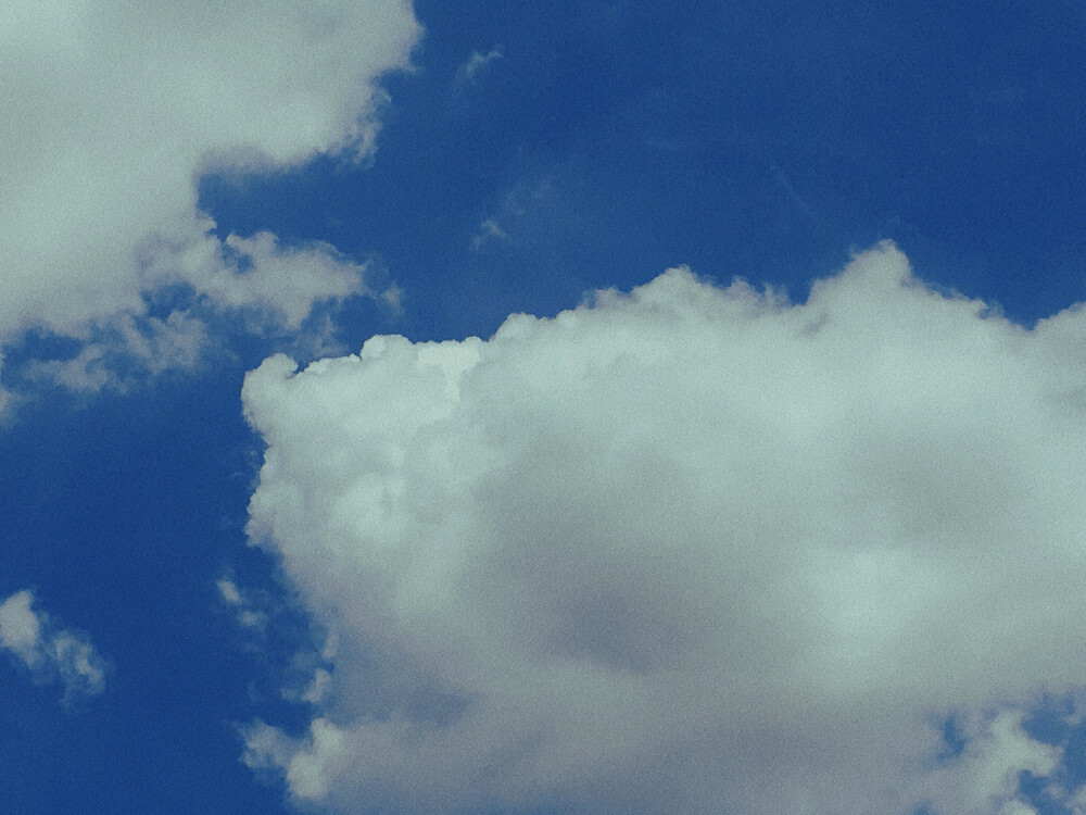 天空澄碧，纤云不染，远山含黛，和风送暖