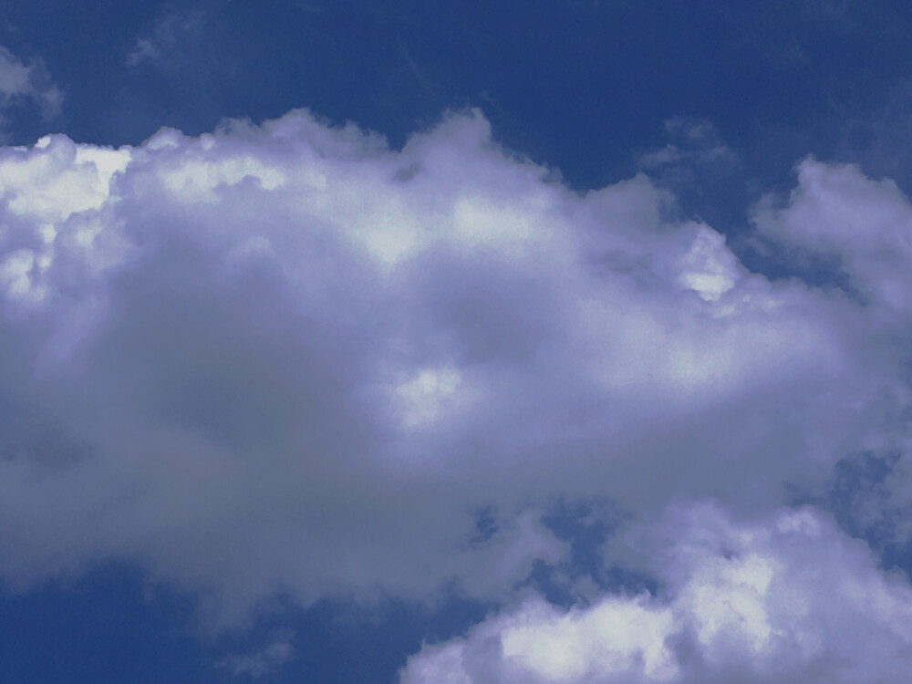 天空澄碧，纤云不染，远山含黛，和风送暖