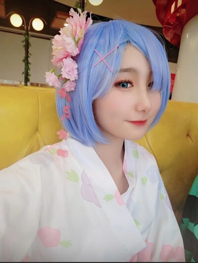 “夏天到了，要和雷姆一起去看烟花吗？”
coser：大黄
摄影：菜鸡
后期：大黄
后勤：好多好多亲友