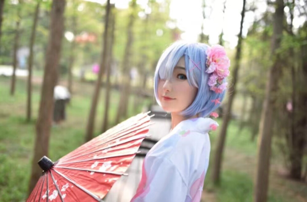 “夏天到了，要和雷姆一起去看烟花吗？”
coser：大黄
摄影：菜鸡
后期：大黄
后勤：好多好多亲友