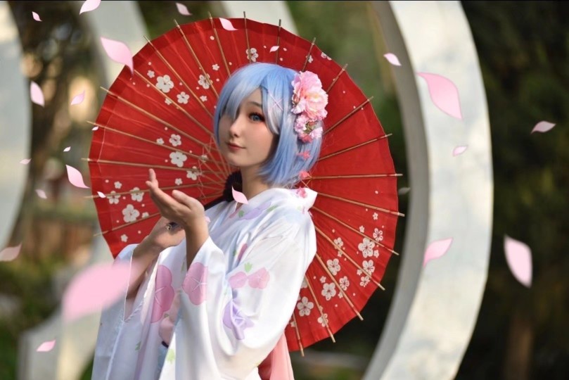 “夏天到了，要和雷姆一起去看烟花吗？”
coser：大黄
摄影：菜鸡
后期：大黄
后勤：好多好多亲友