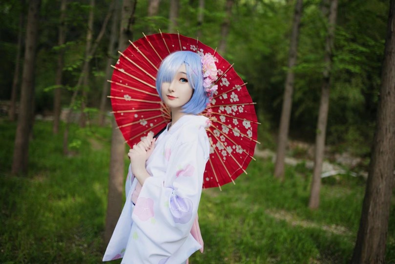 “夏天到了，要和雷姆一起去看烟花吗？”
coser：大黄
摄影：菜鸡
后期：大黄
后勤：好多好多亲友