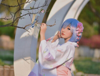 “夏天到了，要和雷姆一起去看烟花吗？”
coser：大黄
摄影：菜鸡
后期：大黄
后勤：好多好多亲友