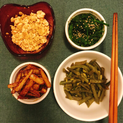 这两天三餐 凉拌豆腐 (买的现成的)蒜蓉粉丝扇贝 法式吐司 超迷你麻婆豆腐和中华炒虾仁