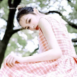 ·公主穿着小裙子在森林里奔跑·







                        朱云慧/