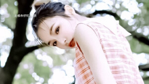 ·公主穿着小裙子在森林里奔跑·







                        朱云慧/