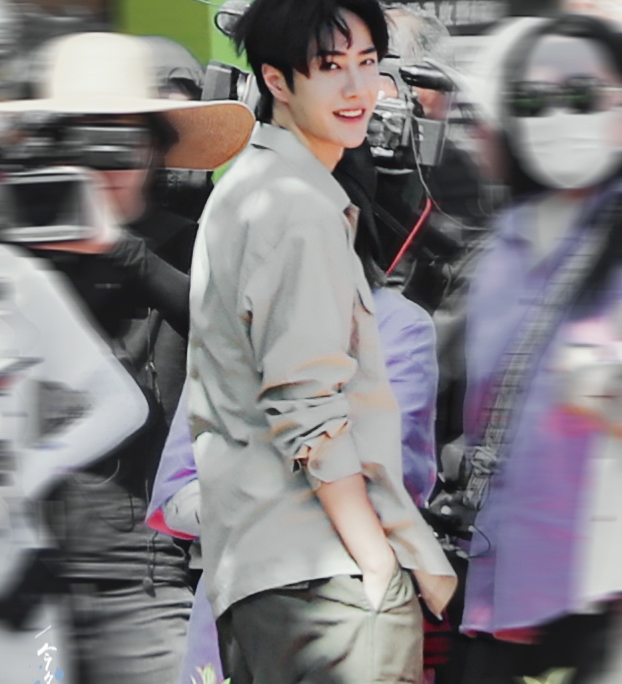 我的宝贝
我的孩子
我的爱人
请你求你永远璀璨明亮
我太需要你，我离不开你
我太自私，求你一直照亮我