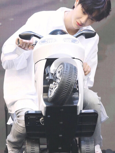 我爱你就像风走了千万里，不问归期
就像云飘了几万里，不曾歇息